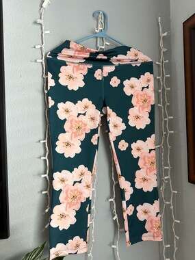 Cali Active Floral High Waisted Cropped Leggings Size Medium